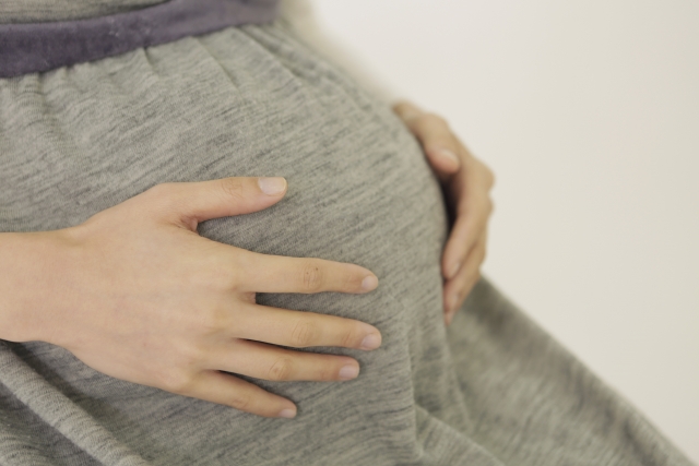 妊娠中のお腹を突き出すような姿勢も骨盤にズレが生じる原因です