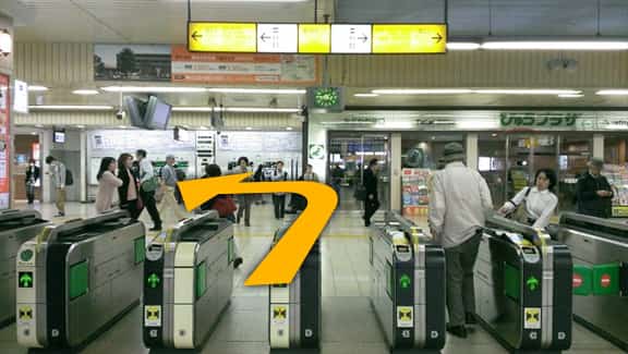 JR平塚駅 東改札口を出て左(北口方面)に曲がります。